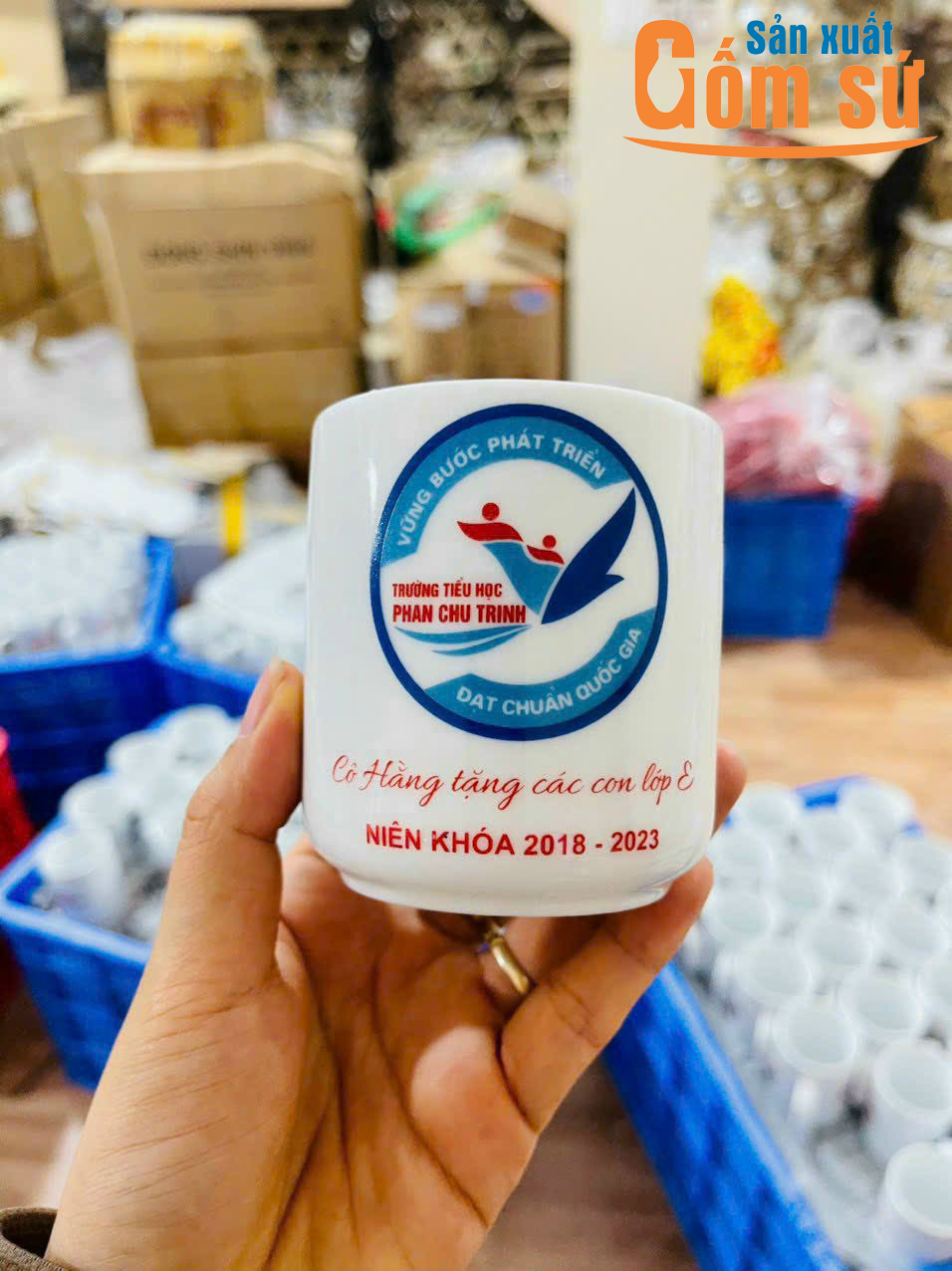 Ly sứ in logo l&agrave;m qu&agrave; tặng cho học sinh