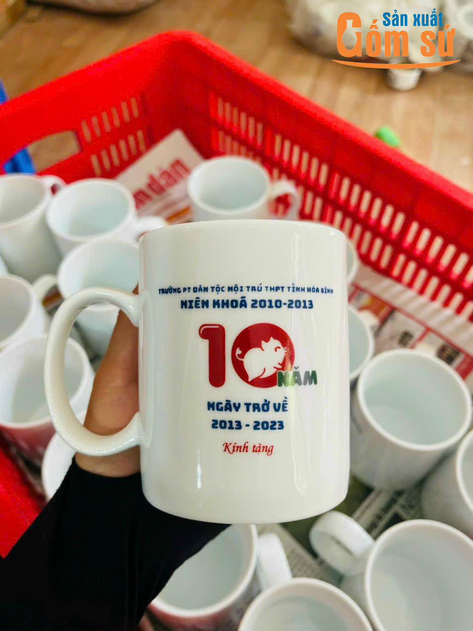 Ly sứ in logo l&agrave;m qu&agrave; lưu niệm cho trường học