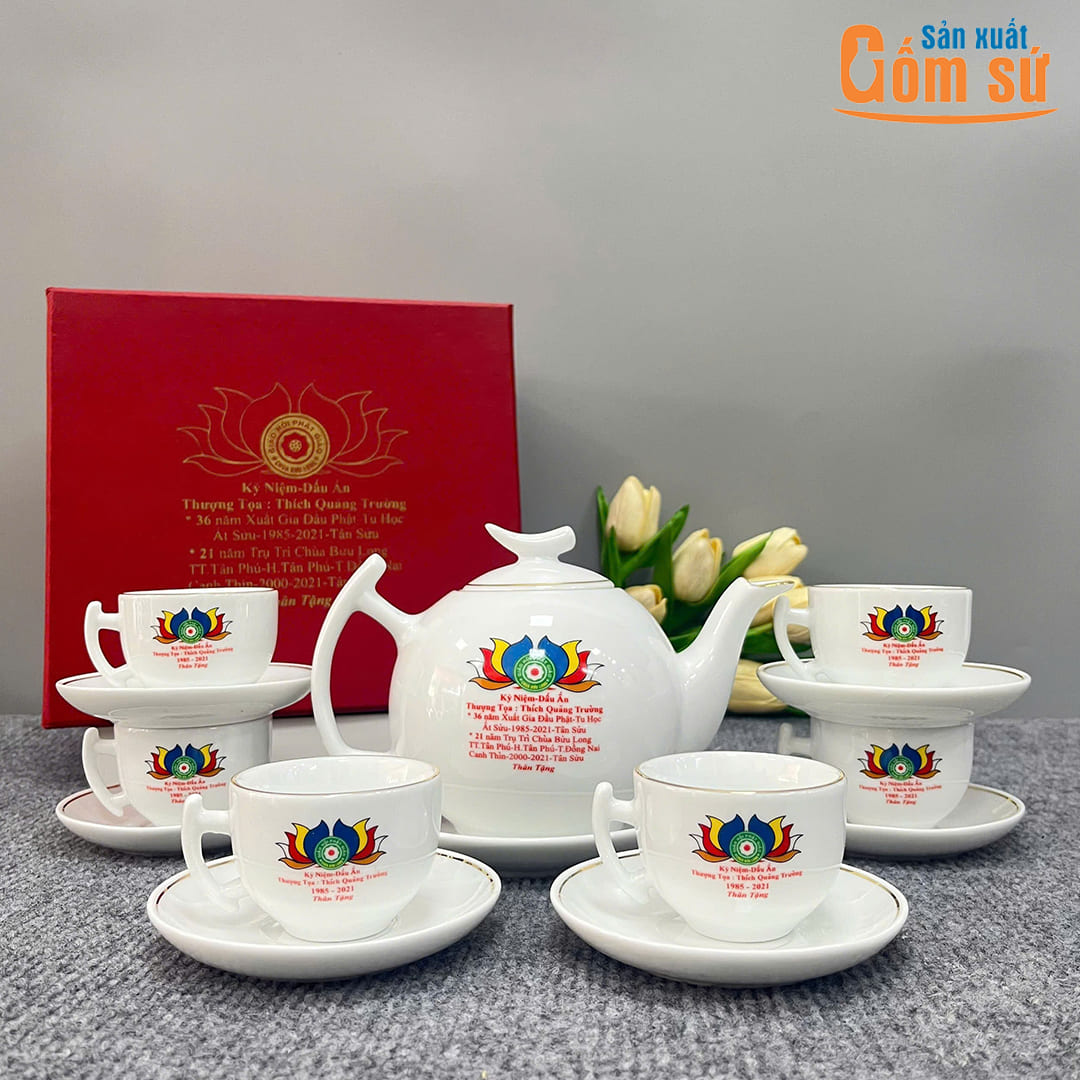 Bộ ấm ch&eacute;n bưởi c&agrave;nh chỉ v&agrave;ng in logo Phật Gi&aacute;o