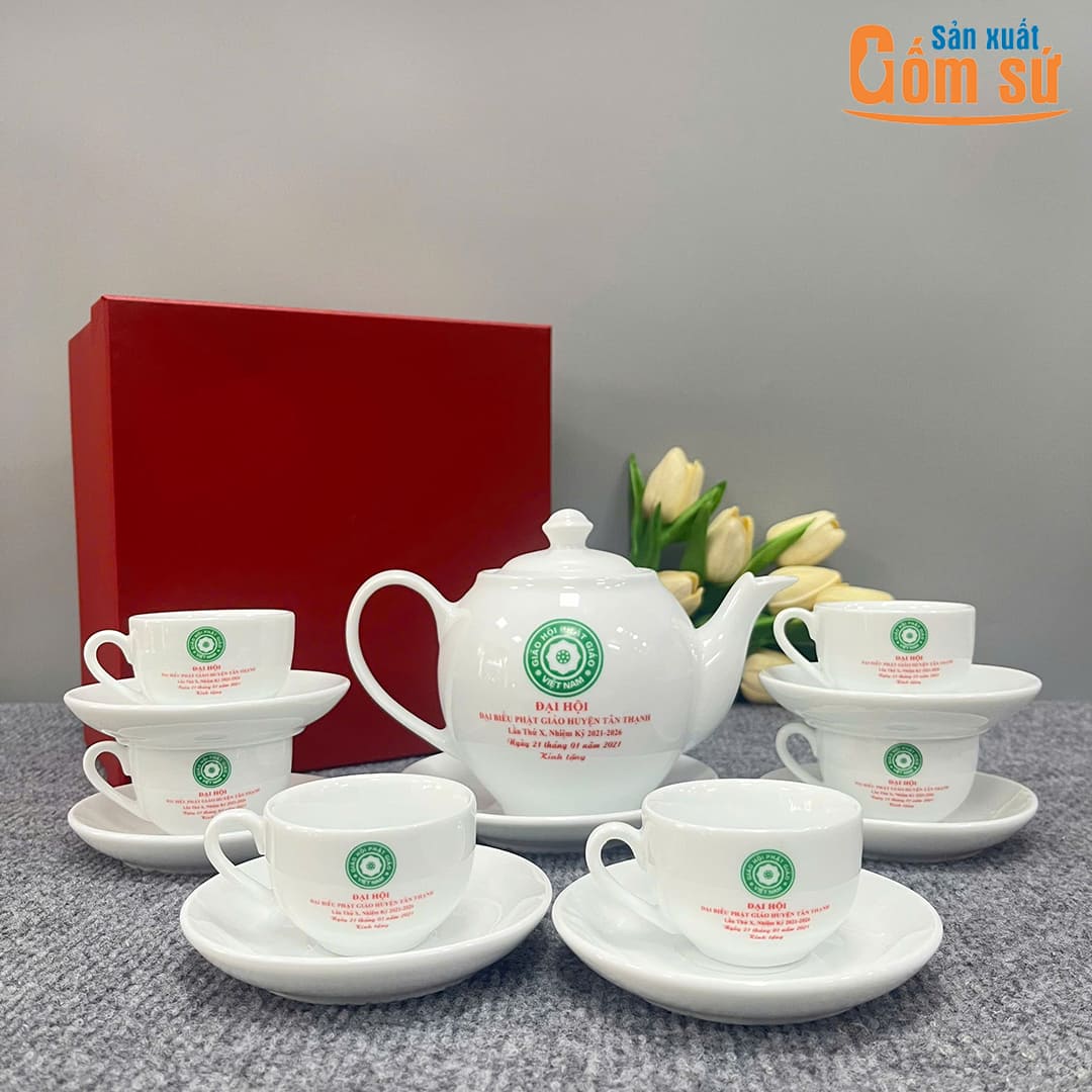 Bộ ấm ch&eacute;n trắng d&aacute;ng Minh Long in logo Đại hội Phật Đảng