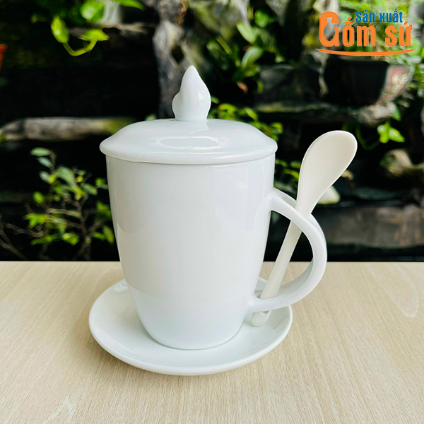 Cốc sứ B&aacute;t Tr&agrave;ng c&oacute; kiểu d&aacute;ng thanh lịch v&agrave; sang trọng