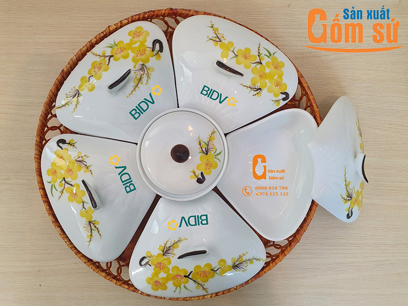 Khay mứt tết bằng sứ l&agrave;m qu&agrave; tặng doanh nh&acirc;n