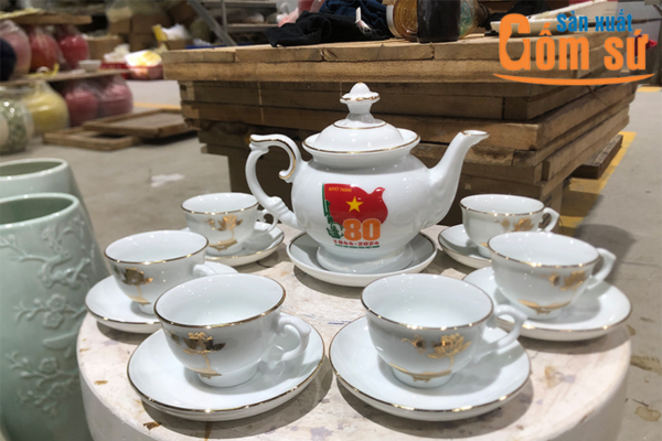 Quà tặng Đại hội ấm chén Bát Tràng sứ trắng chỉ vàng Quà tặng Đại hội ấm chén Bát Tràng sứ trắng chỉ vàng