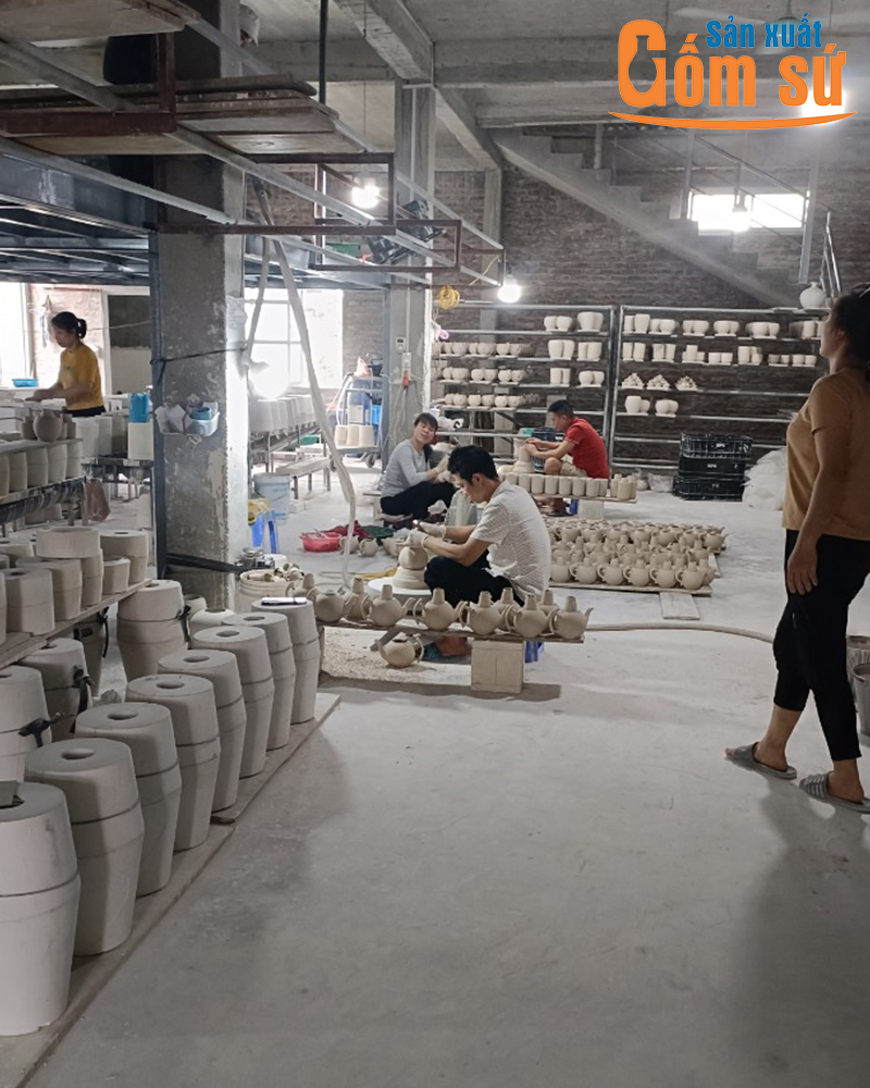 am-chen-duoc-gia-cong-rat-ti-mi Ấm chén được gia công rất trỉ mỉ