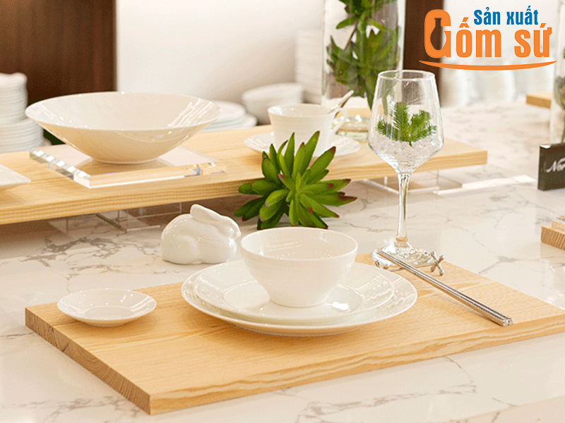 B&aacute;t đĩa đẹp gi&uacute;p l&agrave;m kh&ocirc;ng gian ăn uống trở l&ecirc;n sang trọng hơn