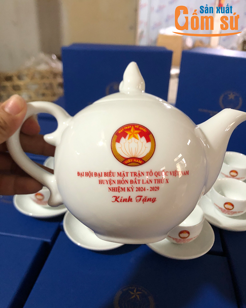 Sản xuất bộ ấm ch&eacute;n trắng in logo l&agrave;m qu&agrave; tặng đại hội MTTQ