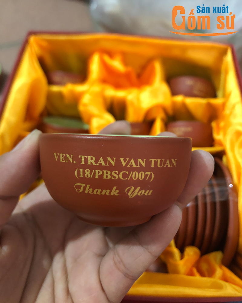 Sản xuất ấm ch&eacute;n gốm truyền thống