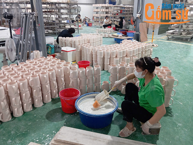 Xưởng sản xuất gốm sứ c&oacute; đội ngũ c&ocirc;ng nh&acirc;n nhiệt huyết v&agrave; gi&agrave;u kinh nghiệm
