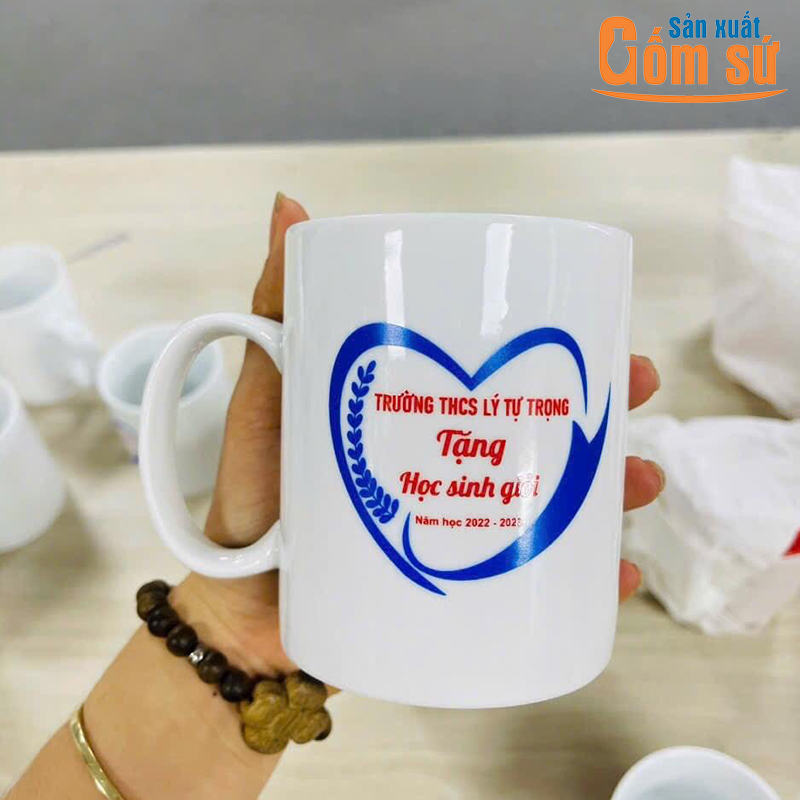 Ly sứ in logo l&agrave;m qu&agrave; lưu niệm