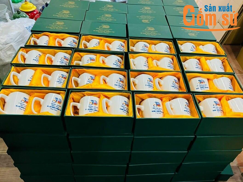 Sản xuất ly sứ in logo l&agrave;m qu&agrave; lưu niệm &yacute; nghĩa