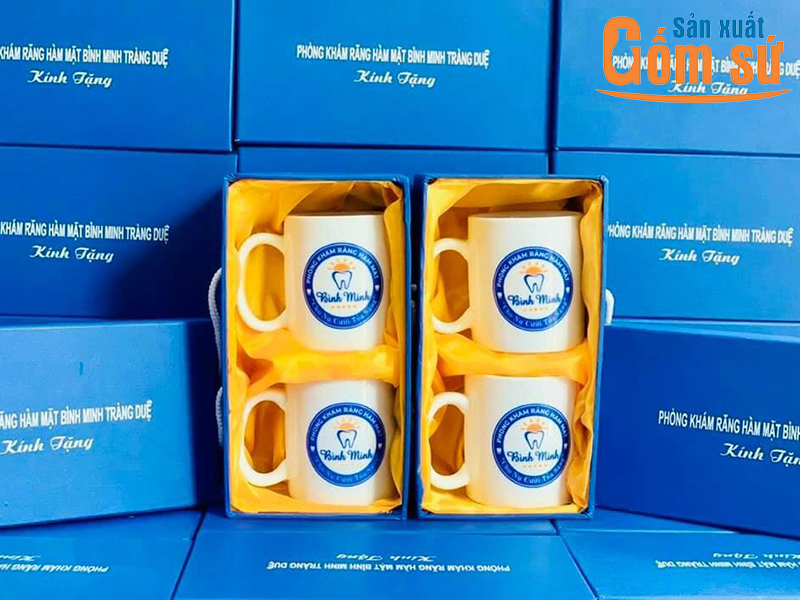 Ly sứ in logo l&agrave;m qu&agrave; tặng hội nghị kh&aacute;ch h&agrave;ng