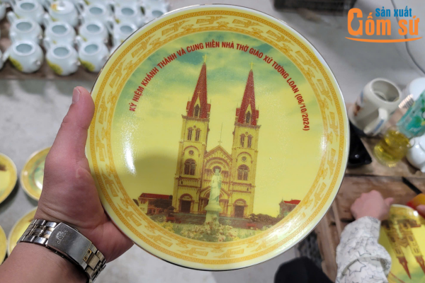 Đĩa trưng b&agrave;y gốm sứ in logo